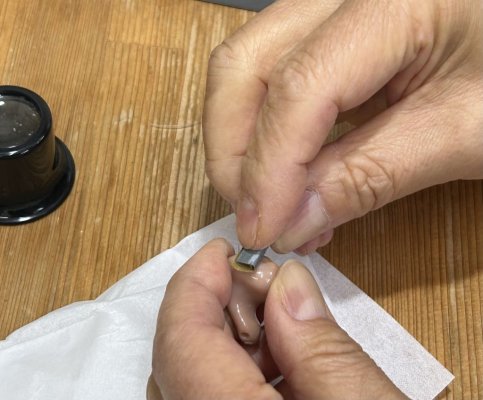 耳あな型 補聴器を削る